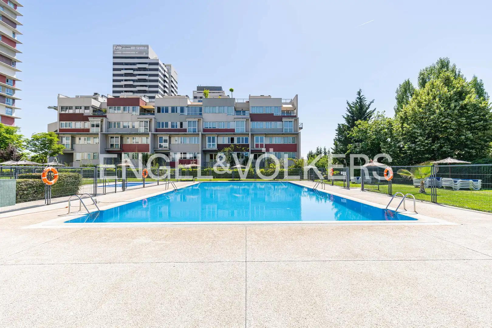 Schwimmbecken von Wohnung zum Verkauf in Madrid mit Klimaanlage, Heizung und Parkett