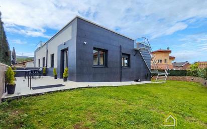 Vista exterior de Casa o xalet en venda en Castro-Urdiales amb Calefacció, Jardí privat i Terrassa