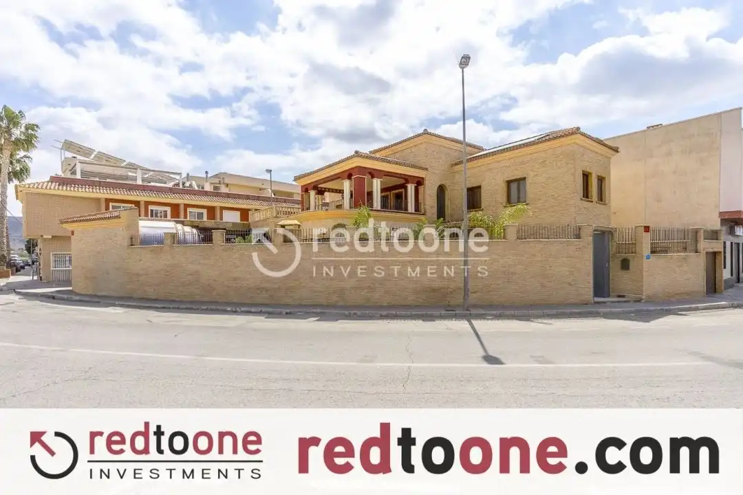 Vista exterior de Casa o xalet en venda en Orihuela amb Jardí privat, Terrassa i Piscina