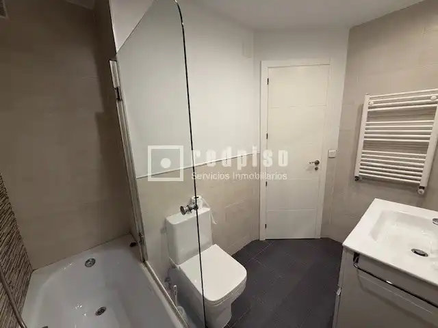 Baño de Piso de alquiler en Madrid con Aire acondicionado, Calefacción y Parquet