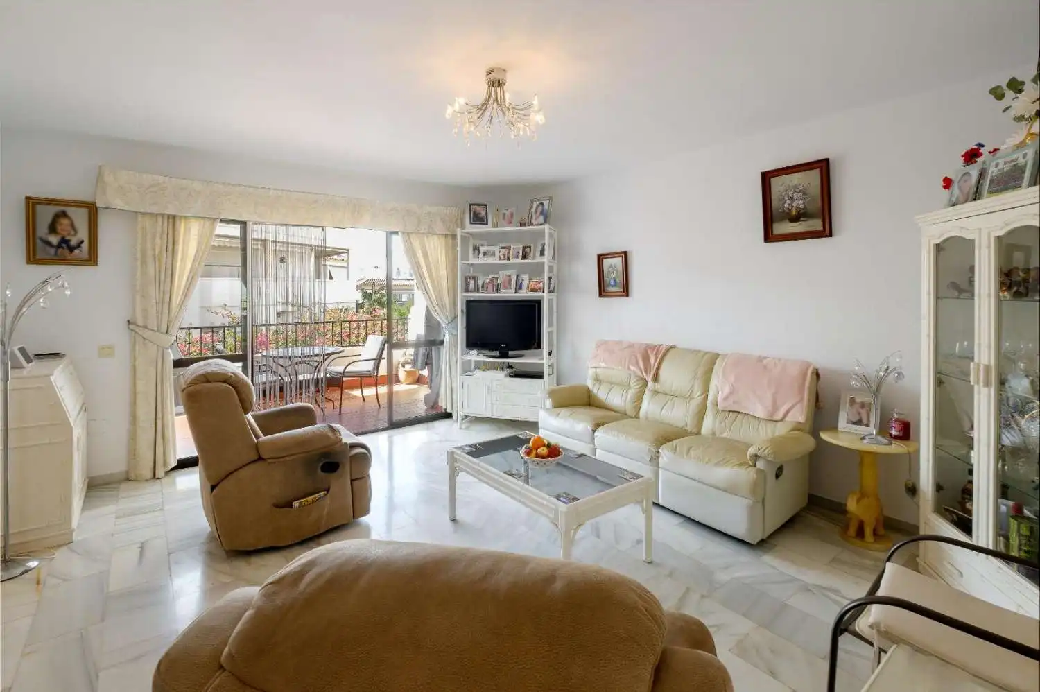 Sala de estar de Apartamento en venta en Nerja con Piscina y Amueblado
