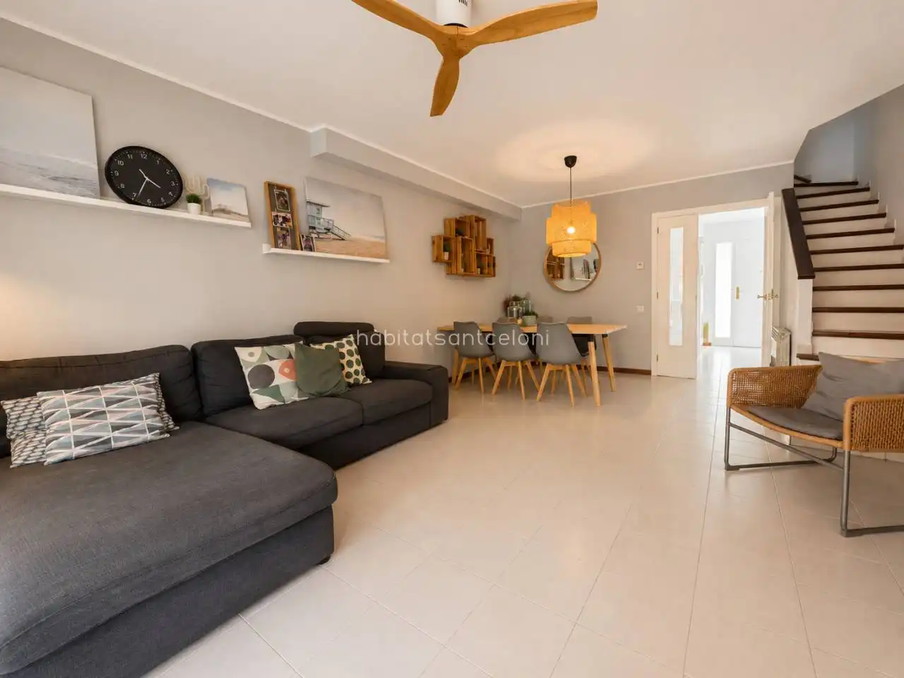 Sala d'estar de Casa adosada en venda en Cerdanyola del Vallès amb Calefacció, Jardí privat i Piscina comunitària