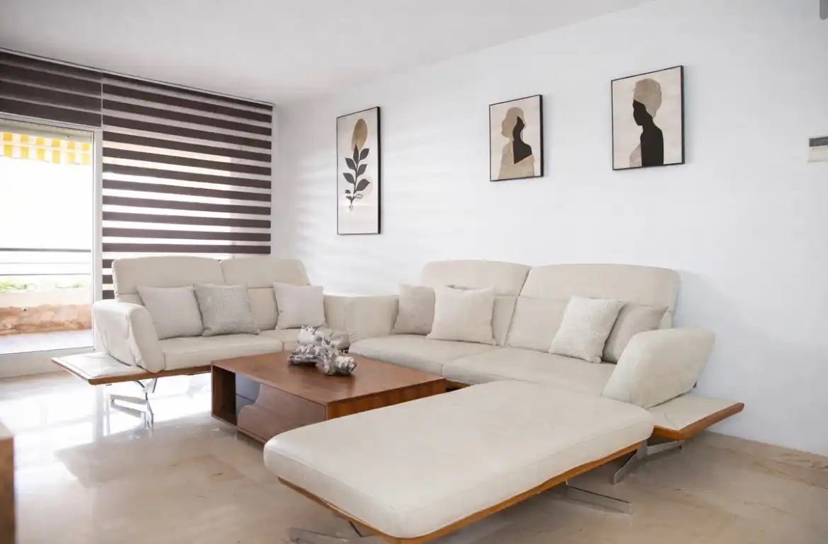 Sala d'estar de Pis en venda en Marbella amb Aire condicionat, Terrassa i Moblat
