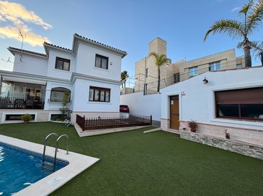Xalet amb piscina en venda a Paseo de la Chirina