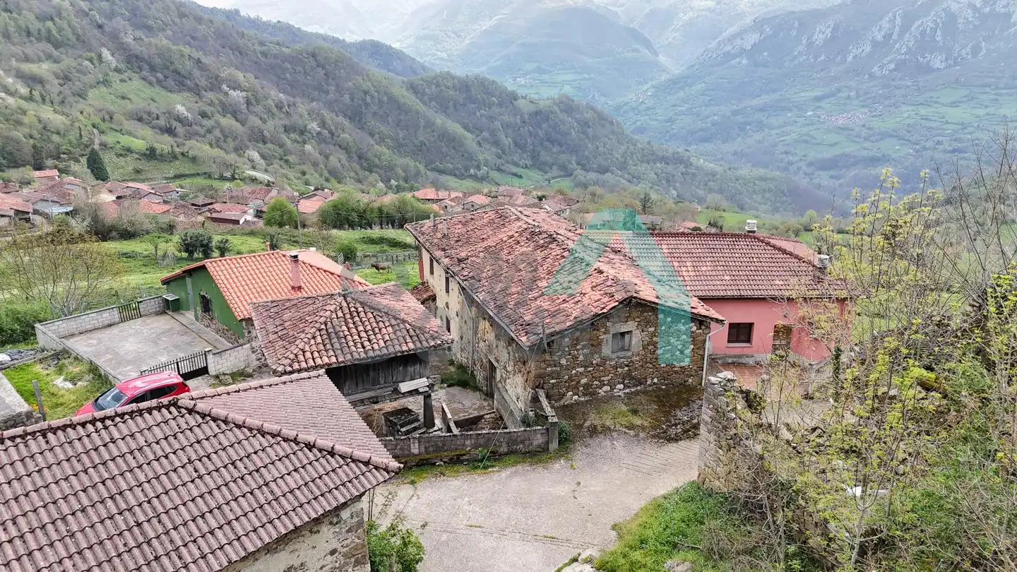 Außenansicht von Einfamilien-Reihenhaus zum Verkauf in Quirós mit Privatgarten und Terrasse