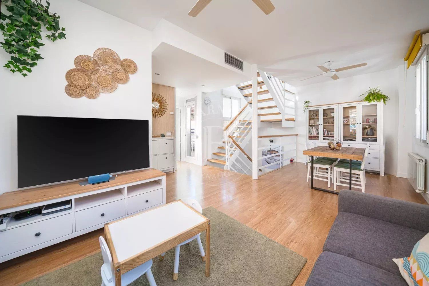 Sala d'estar de Casa adosada en venda en  Madrid Capital amb Aire condicionat, Calefacció i Terrassa