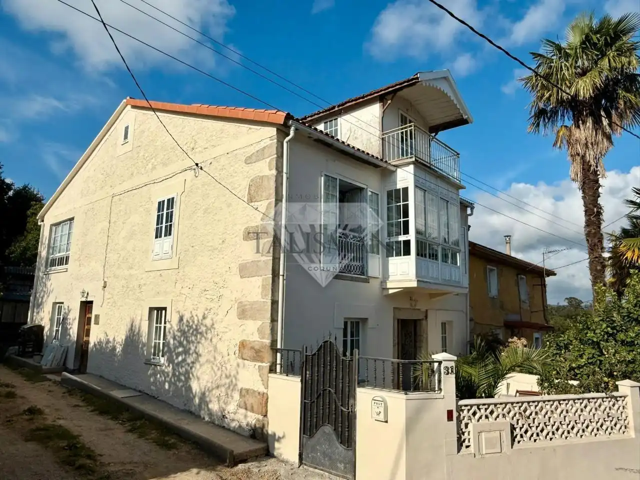 Vista exterior de Casa o xalet en venda en Bergondo amb Calefacció, Jardí privat i Terrassa