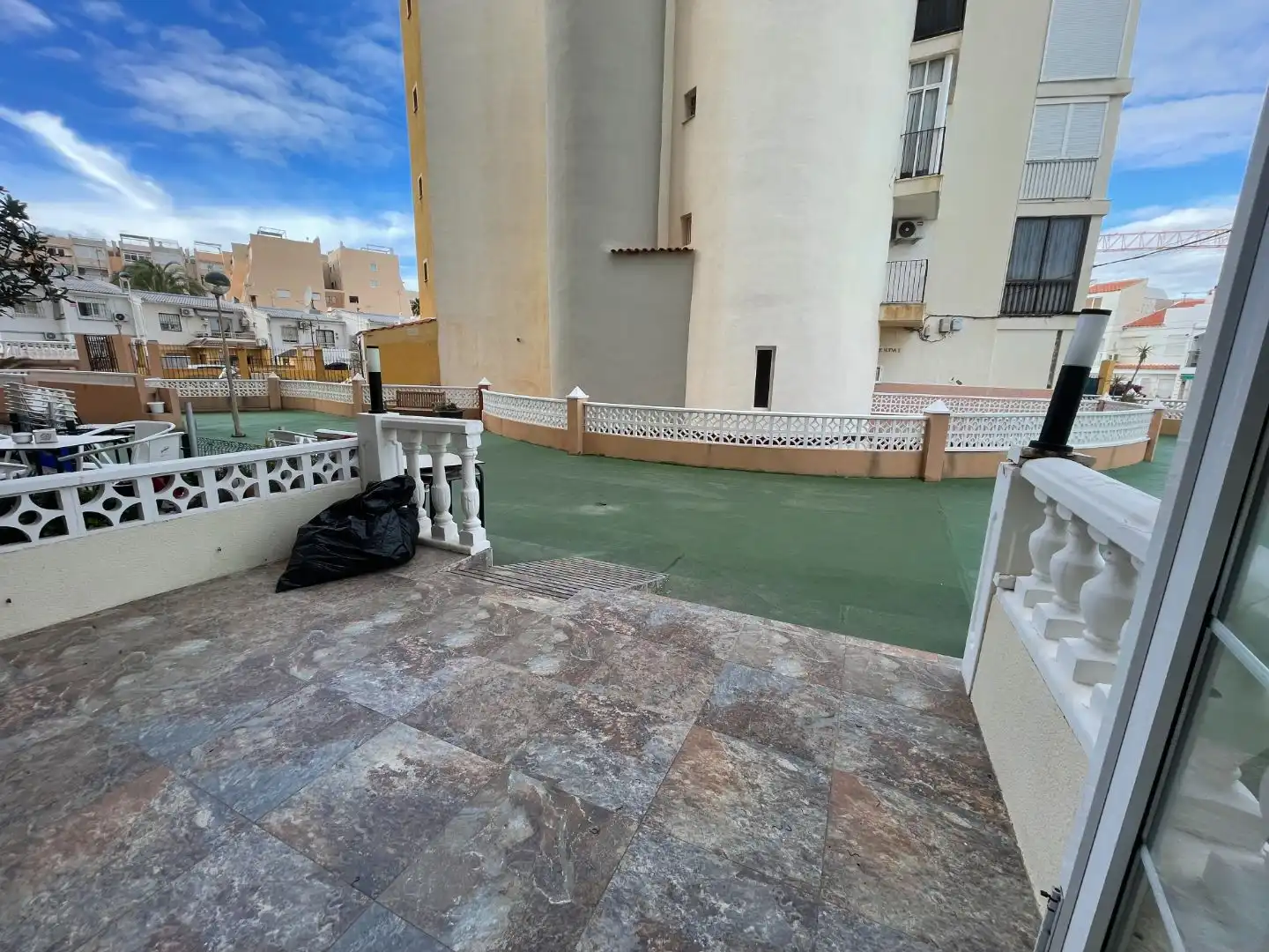 Terrasse von Geschaftsraum zur Miete in Torrevieja mit Klimaanlage, Heizung und Terrasse
