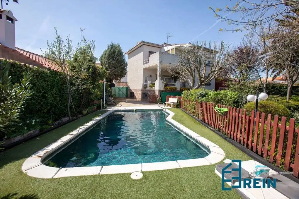 Piscina de Casa o xalet en venda en Añover de Tajo amb Aire condicionat, Calefacció i Jardí privat