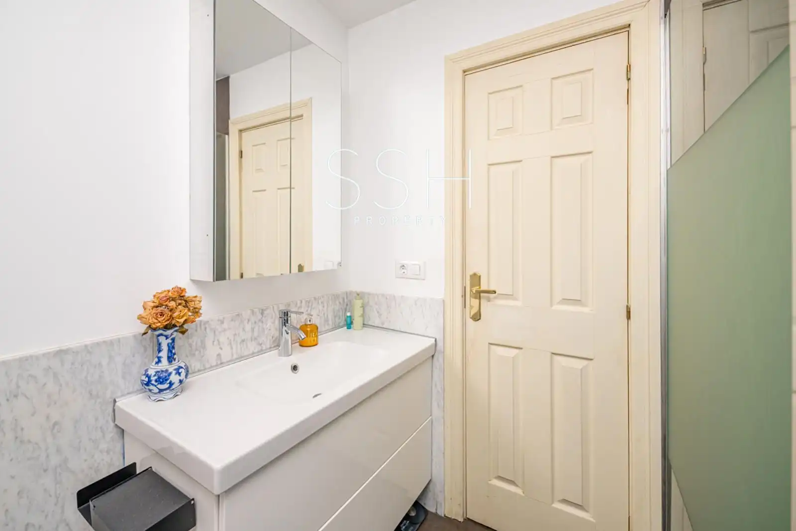 Baño de Piso de alquiler en Población de Arroyo con Aire acondicionado, Calefacción y Amueblado