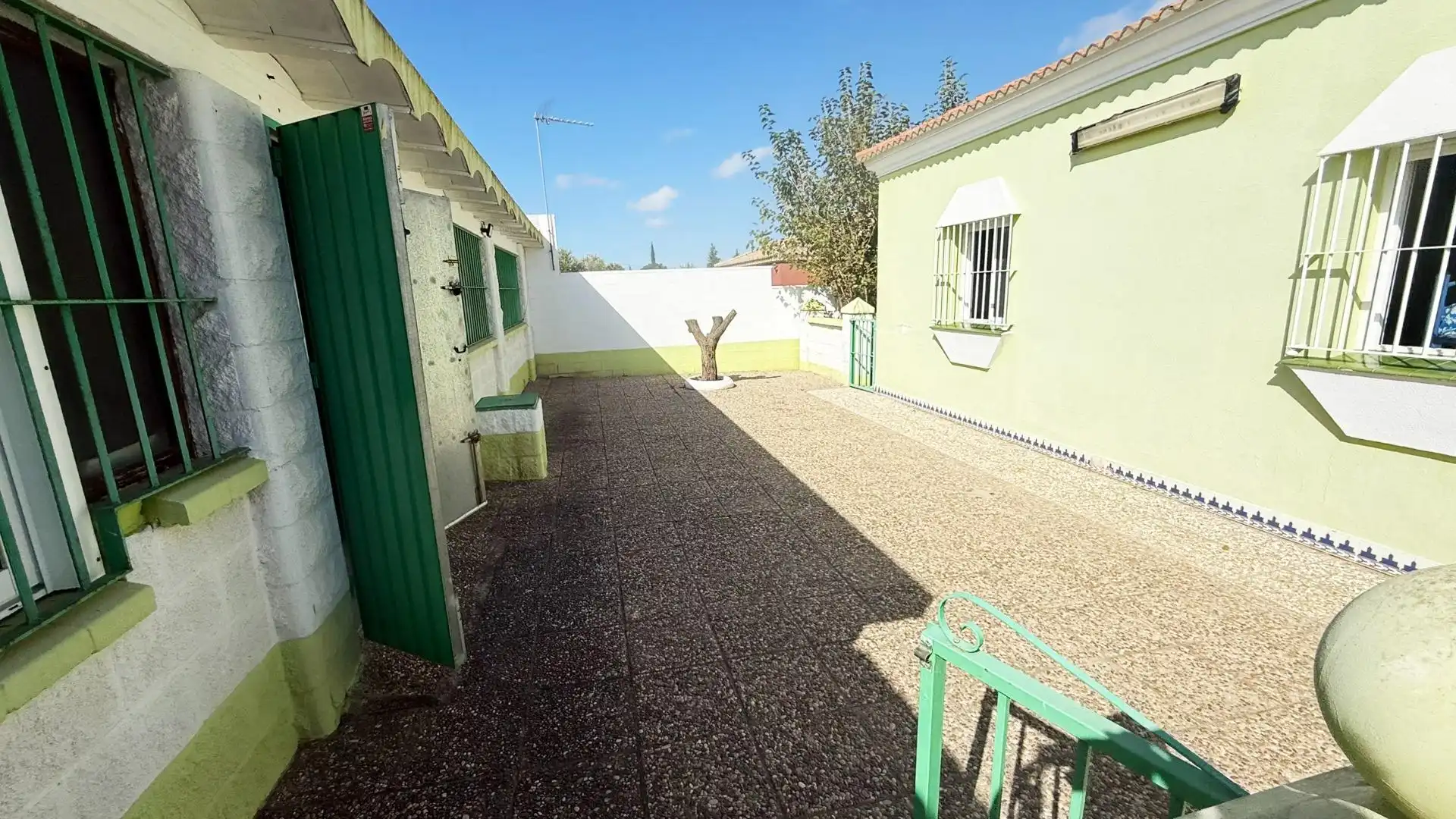 Vista exterior de Casa o xalet en venda en Chiclana de la Frontera amb Jardí privat, Terrassa i Traster