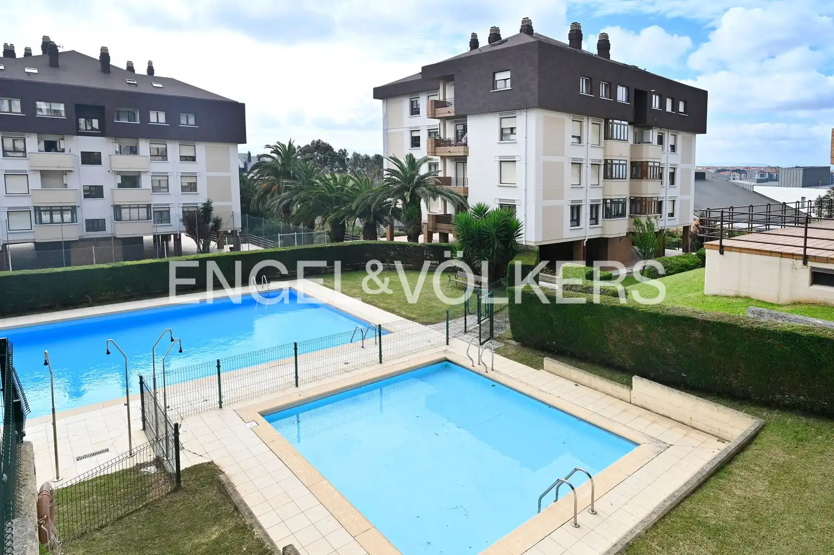 Schwimmbecken von Wohnung zum Verkauf in Santander mit Heizung, Privatgarten und Abstellraum
