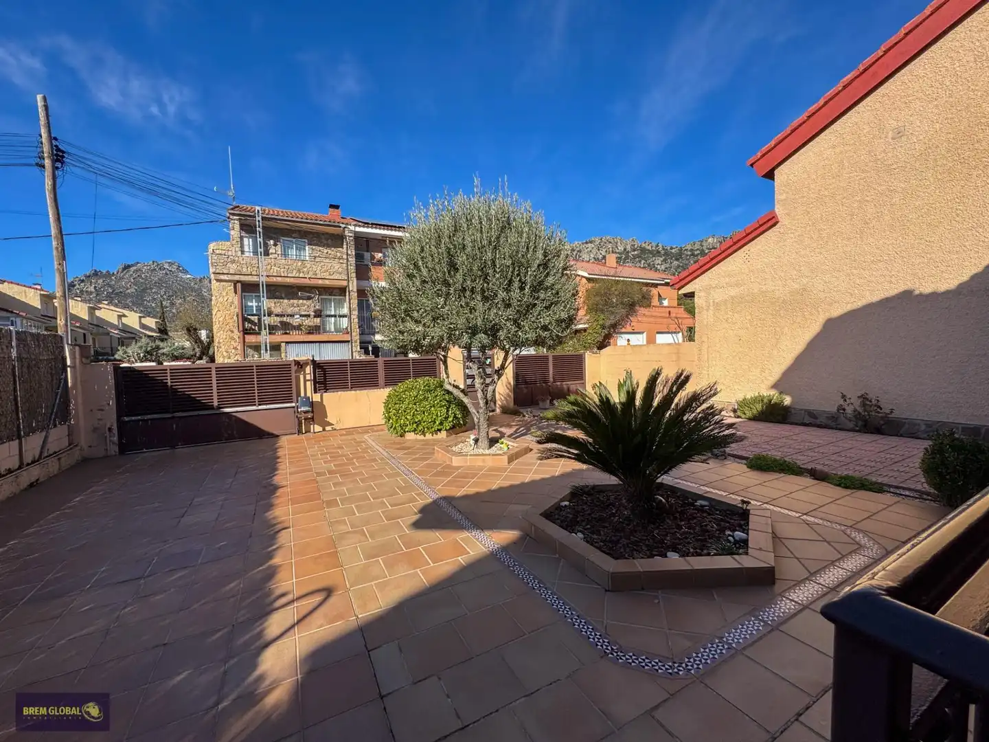 Vista exterior de Casa adosada en venda en La Cabrera amb Calefacció, Jardí privat i Traster