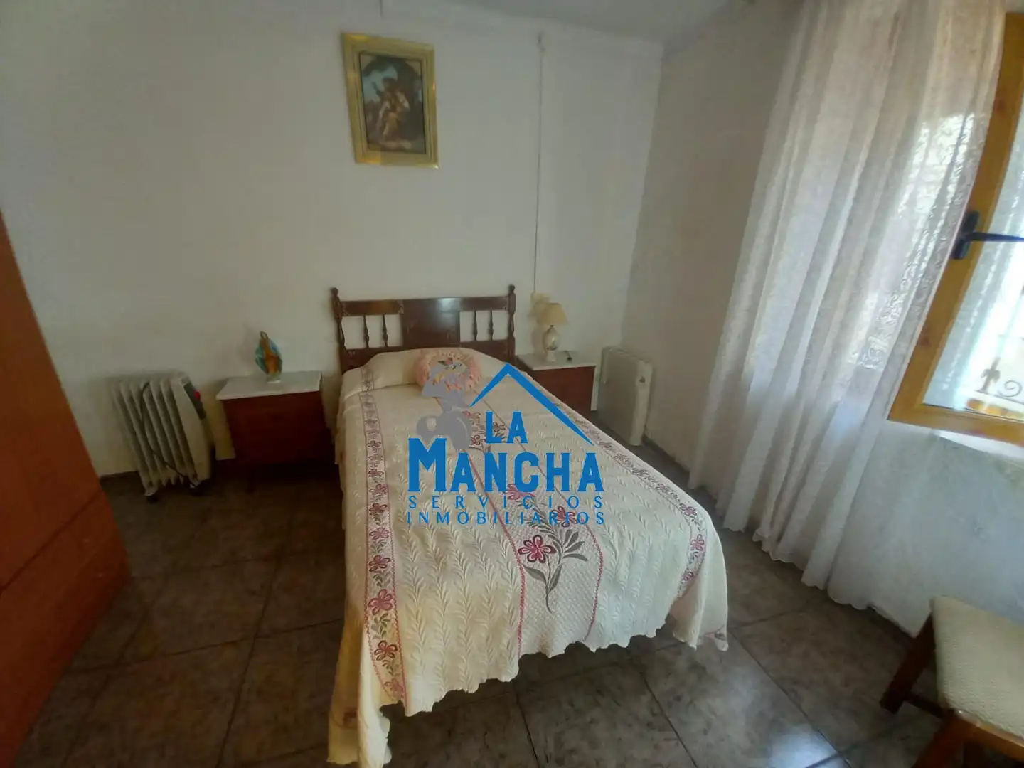 Dormitori de Finca rústica en venda en Casas de Juan Núñez amb Moblat i Balcó