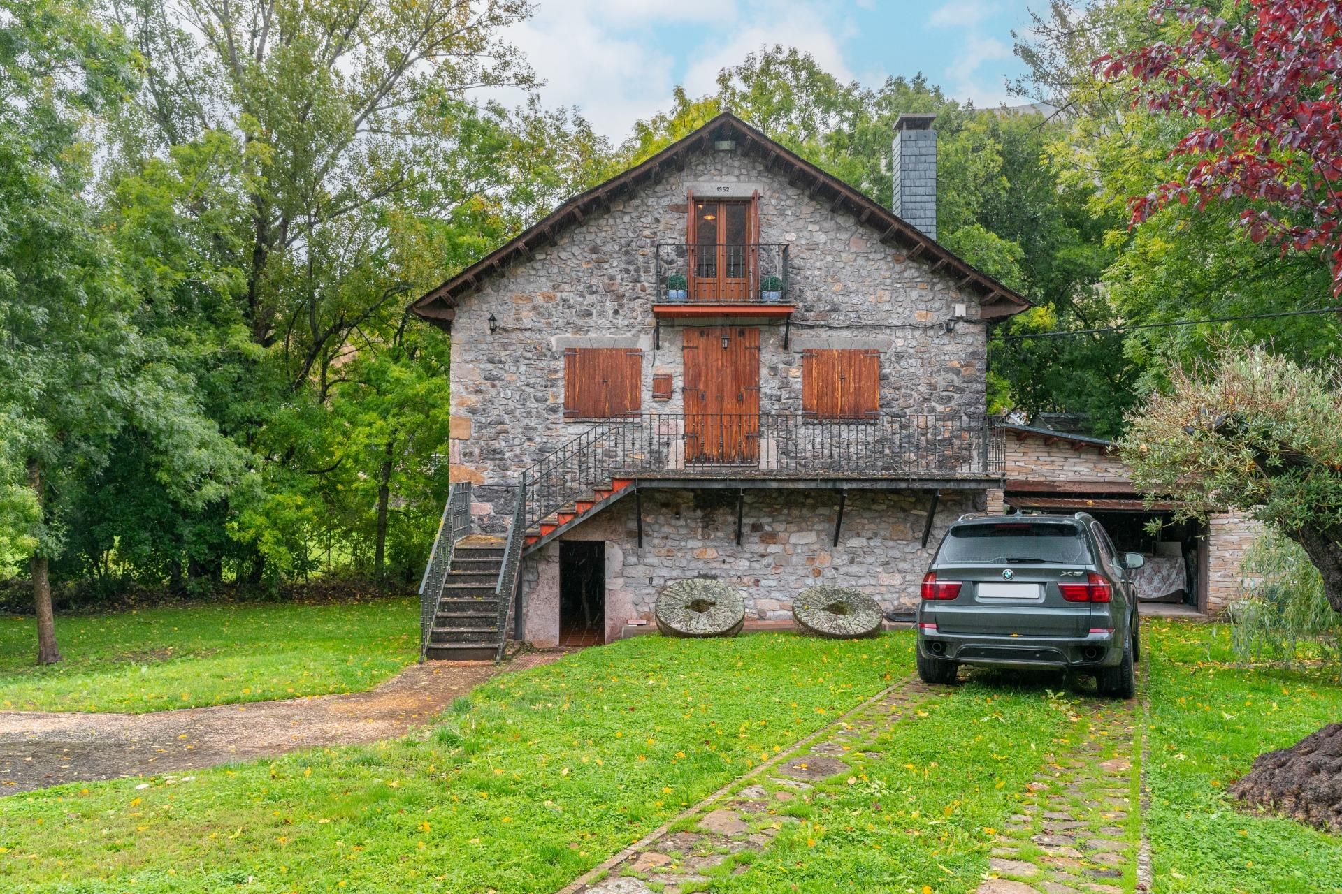 Exterior view of House or chalet for sale in Cabrillanes  with Heating, Private garden and Terrace