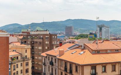 Vista exterior de Pis en venda en Bilbao  amb Balcó