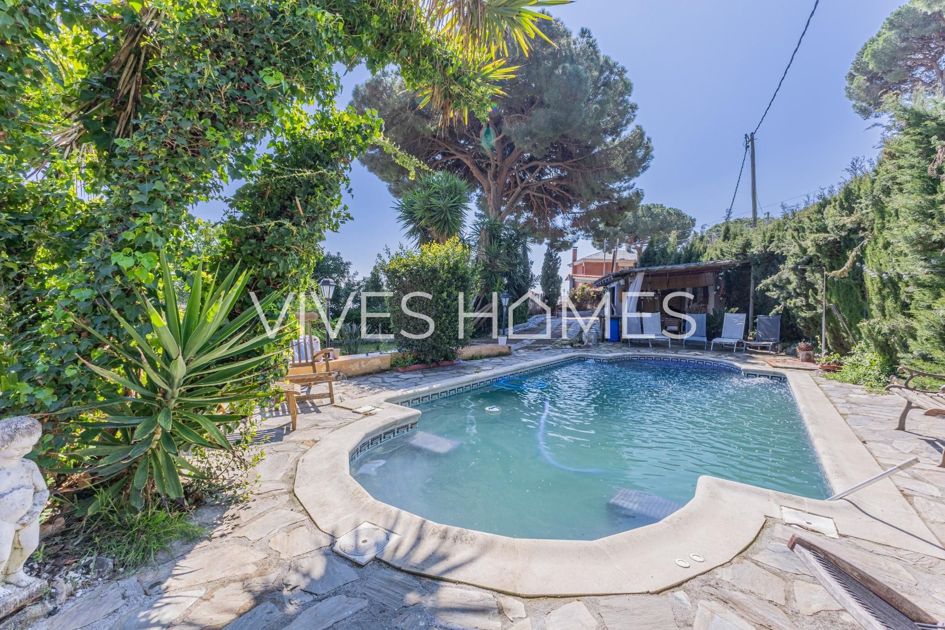 Außenansicht von Haus oder Chalet zum Verkauf in Sant Cebrià de Vallalta mit Klimaanlage, Heizung und Privatgarten