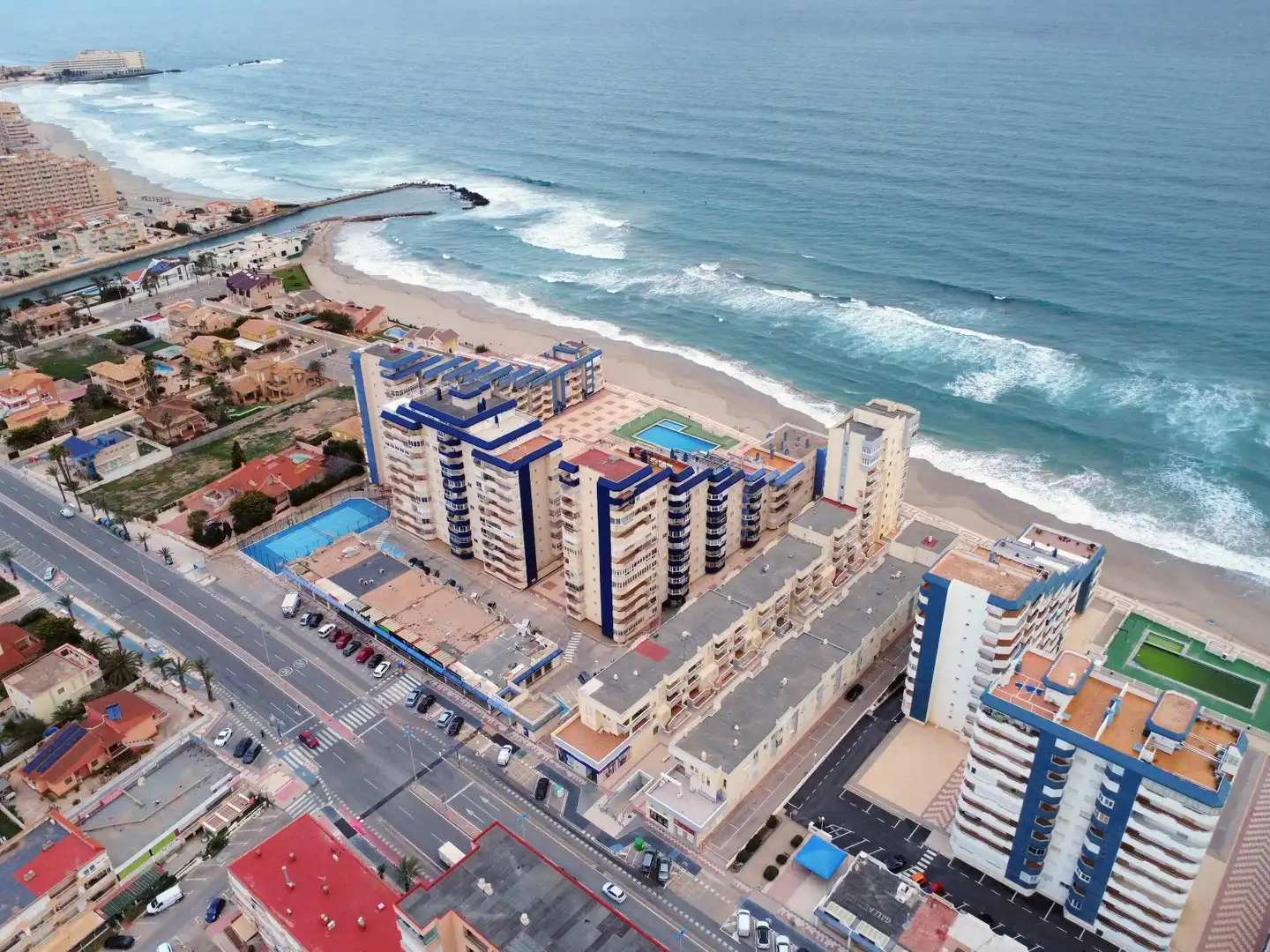 Vista exterior de Apartament de lloguer en La Manga del Mar Menor amb Calefacció, Terrassa i Piscina comunitària
