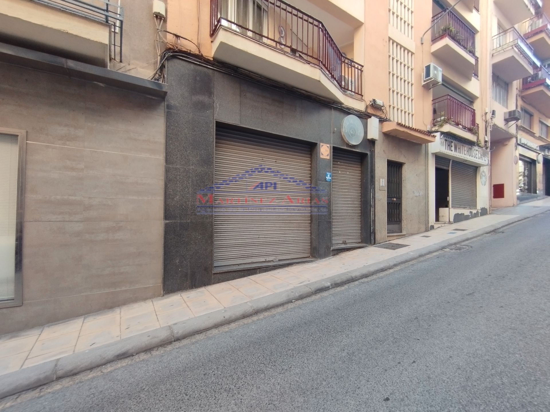 Vista exterior de Local en venta en  Jaén Capital