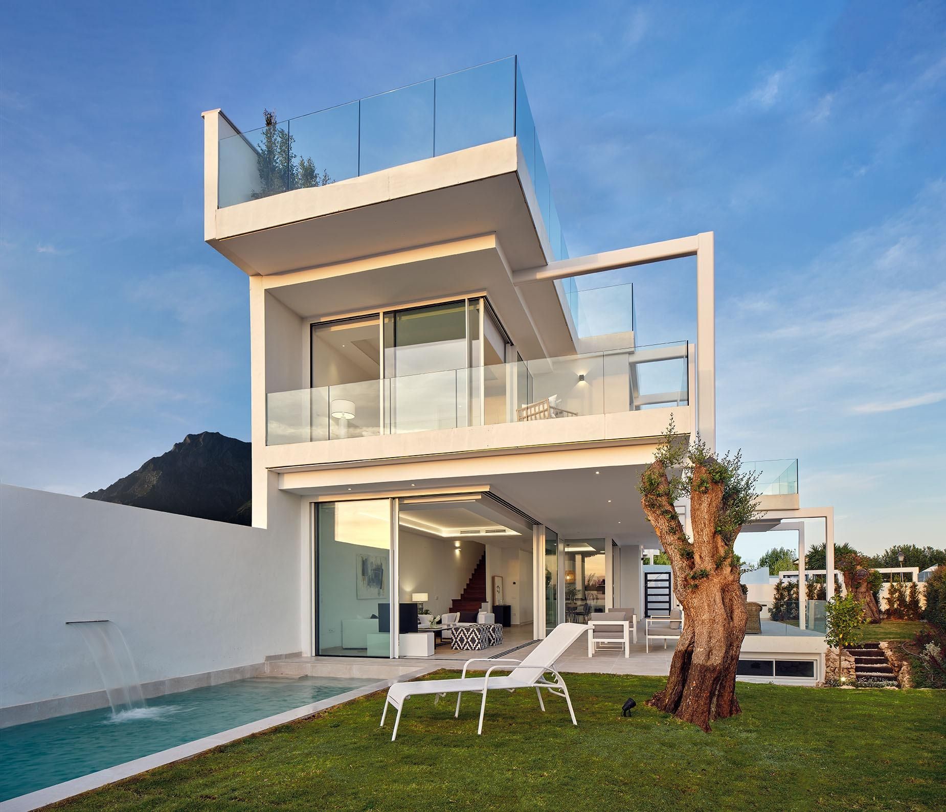 Vista exterior de Casa o xalet en venda en Marbella amb Aire condicionat, Calefacció i Jardí privat