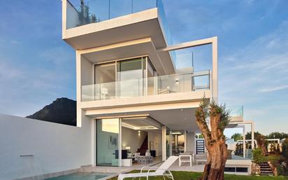 Vista exterior de Casa o xalet en venda en Marbella amb Aire condicionat, Terrassa i Piscina