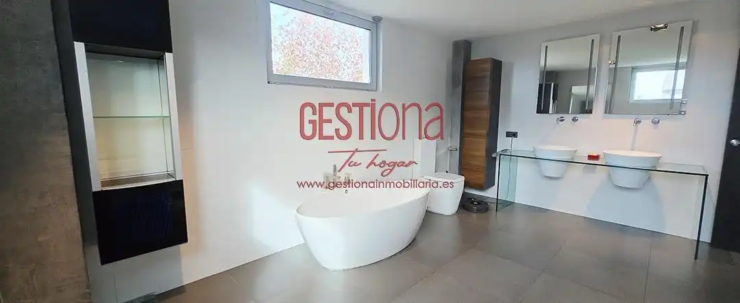 Bathroom of Houses for sale in Santa Cruz de Bezana  with Private garden, Terrace and Furnished