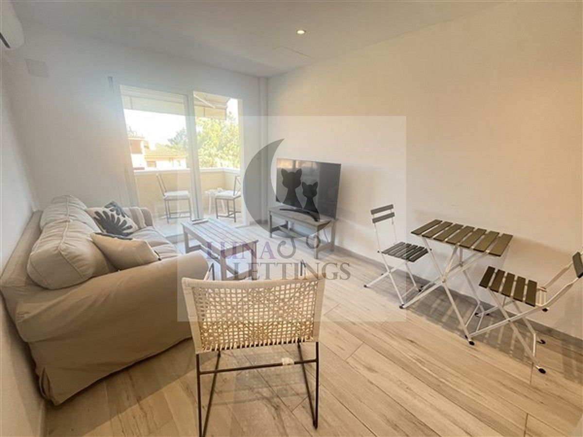Sala d'estar de Apartament en venda en Marbella amb Aire condicionat, Terrassa i Moblat