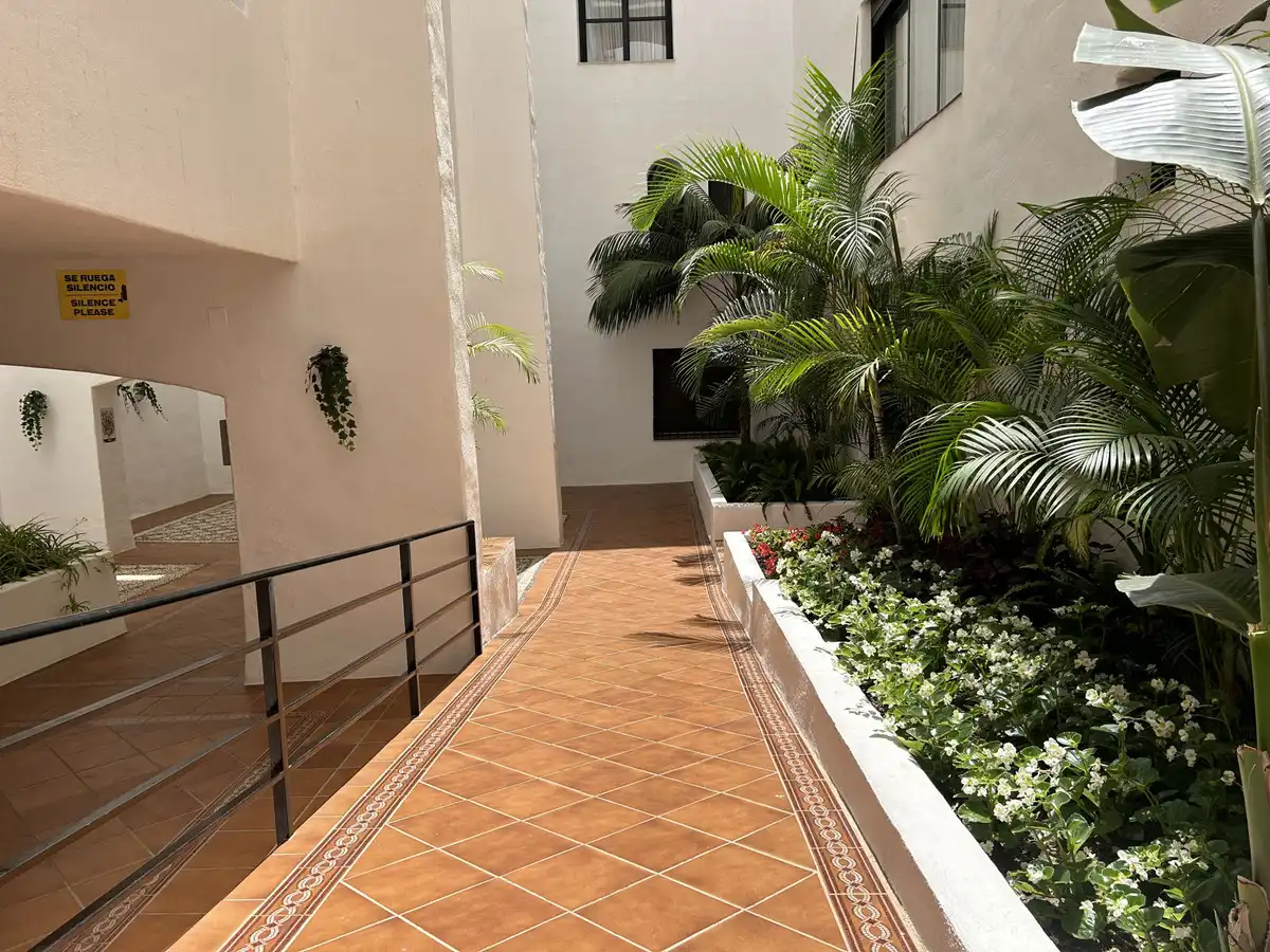 Wohnung zum Verkauf in Marbella mit Klimaanlage, Terrasse und Möbliert
