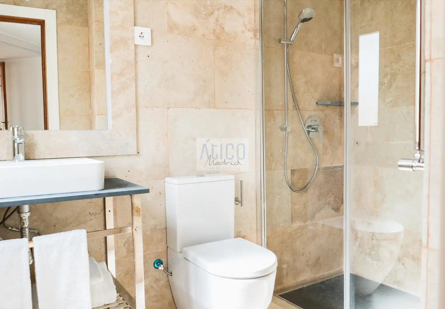 Badezimmer von Dachboden zur Miete in Madrid mit Klimaanlage, Heizung und Parkett