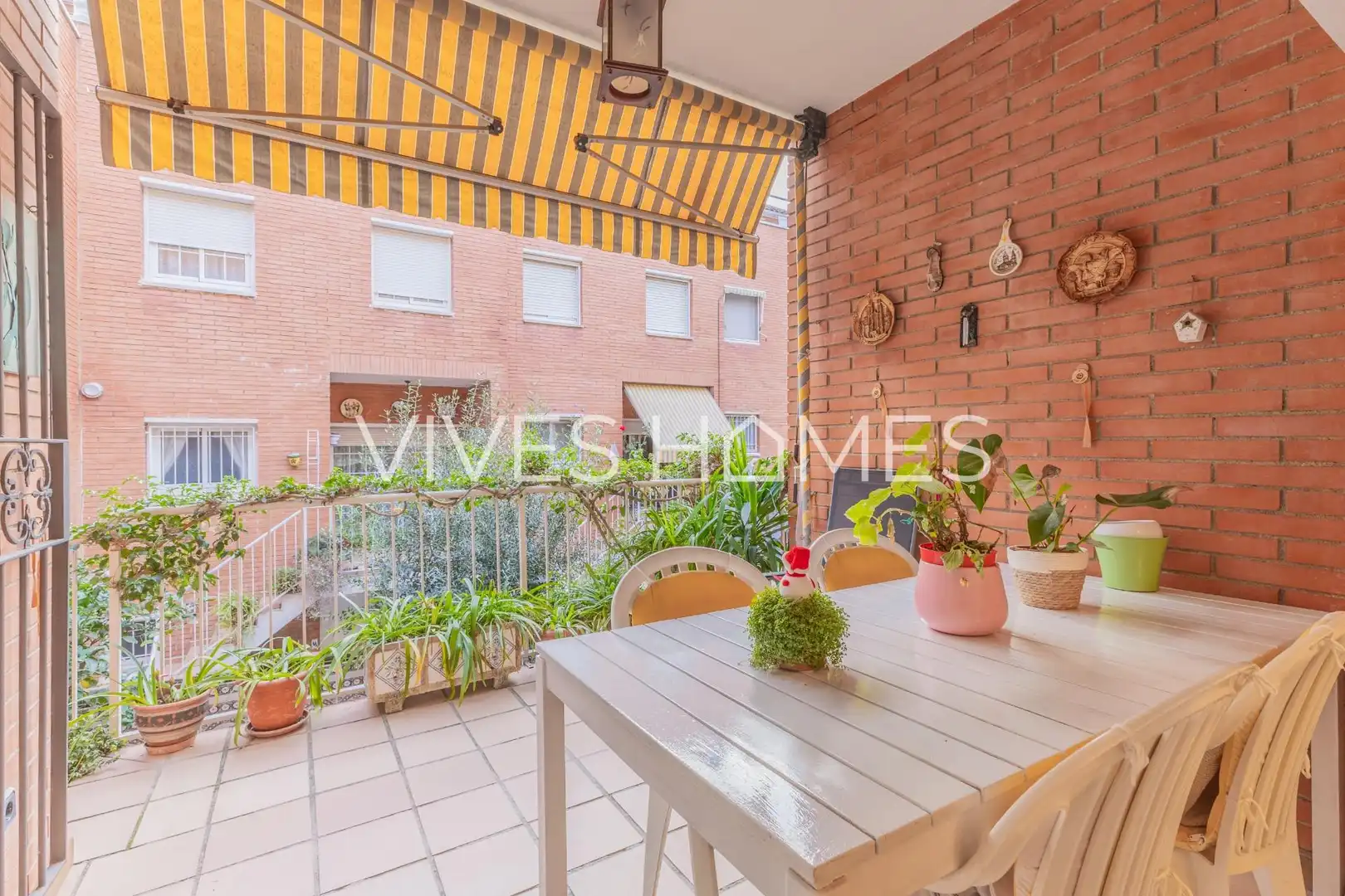 Casa amb balcó en venda a Plaça Montserrat