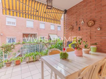 Casa con balcón en venta en Plaça Montserrat
