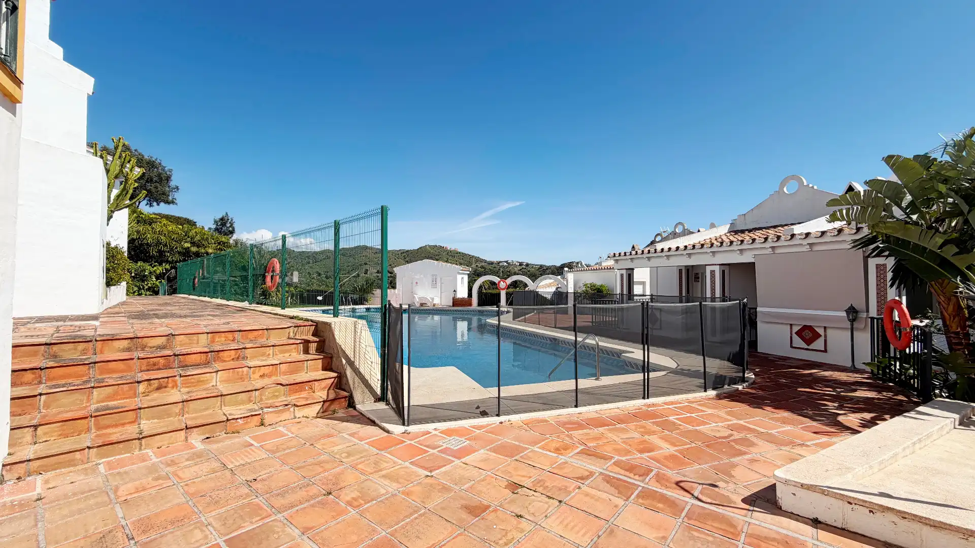 Schwimmbecken von Einfamilien-Reihenhaus zum Verkauf in Marbella mit Klimaanlage, Terrasse und Balkon
