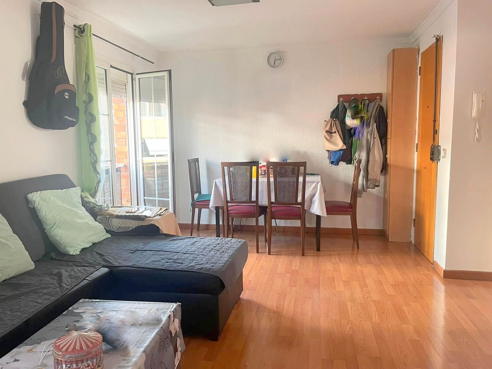 Living room of Flat for sale in  Barcelona Capital  with Air Conditioner and Oven