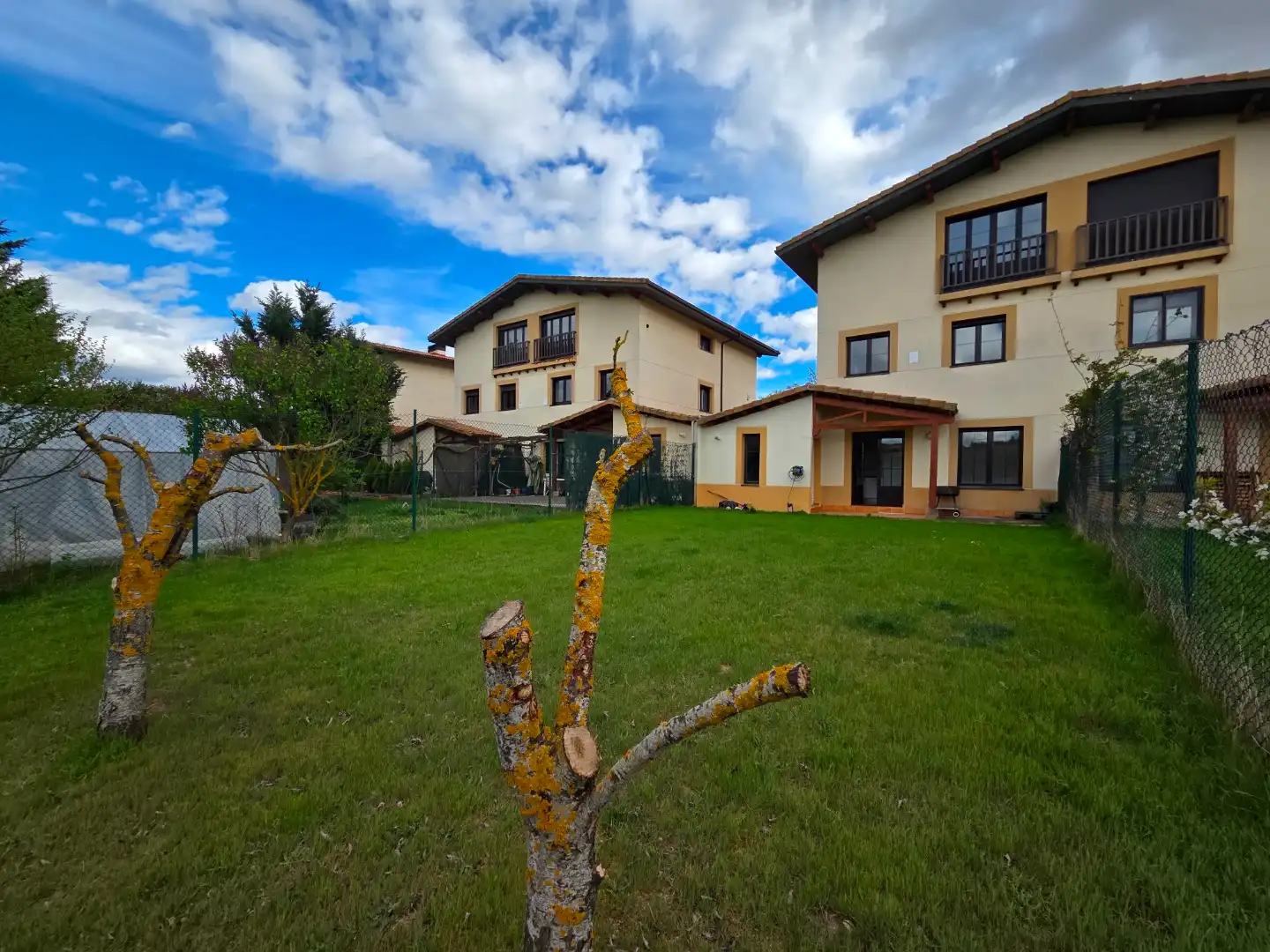 Vista exterior de Casa adosada en venta en Cardeñadijo con Calefacción, Jardín privado y Terraza