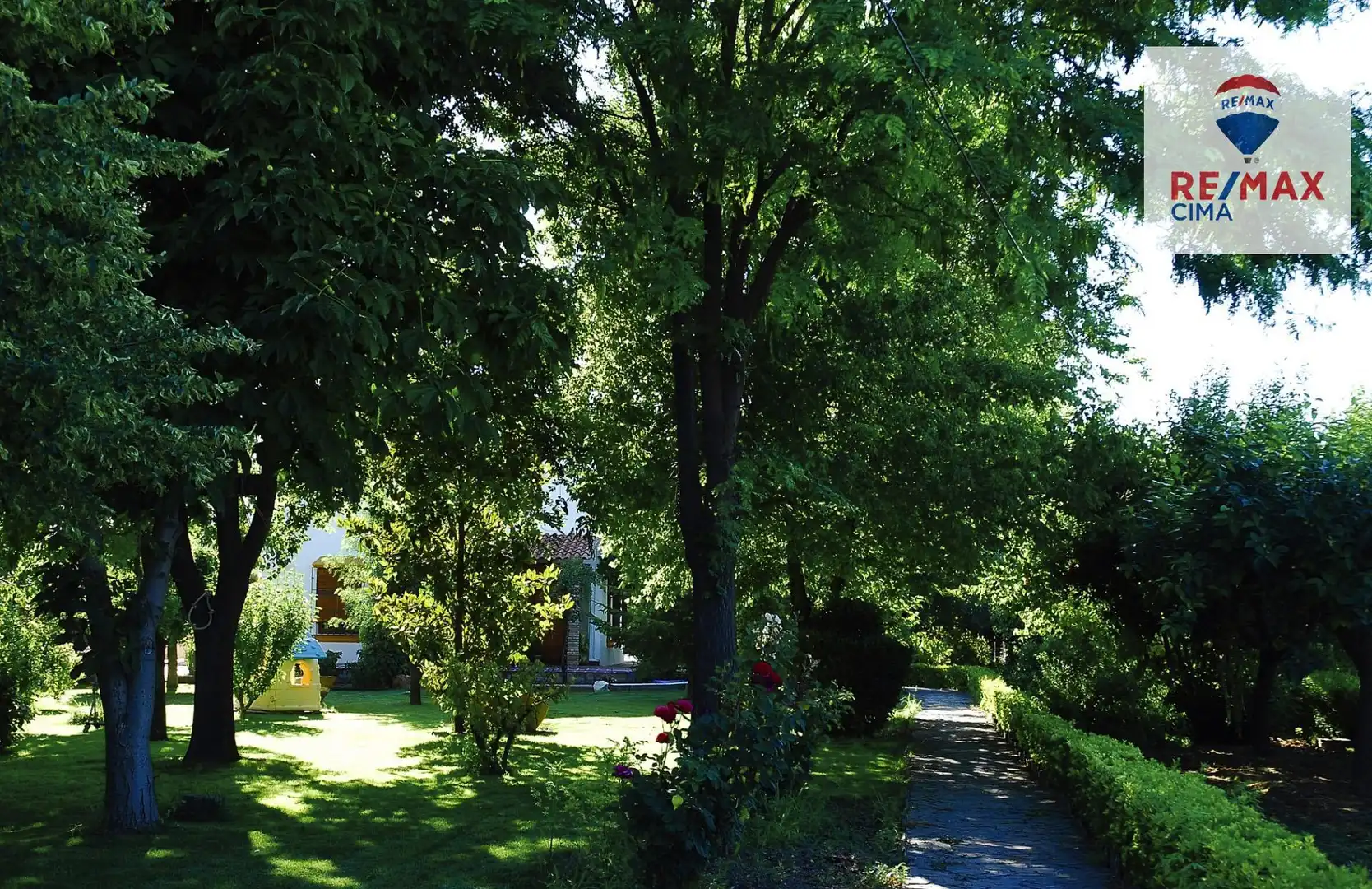 Jardí de Casa o xalet en venda en Baza amb Aire condicionat, Calefacció i Jardí privat