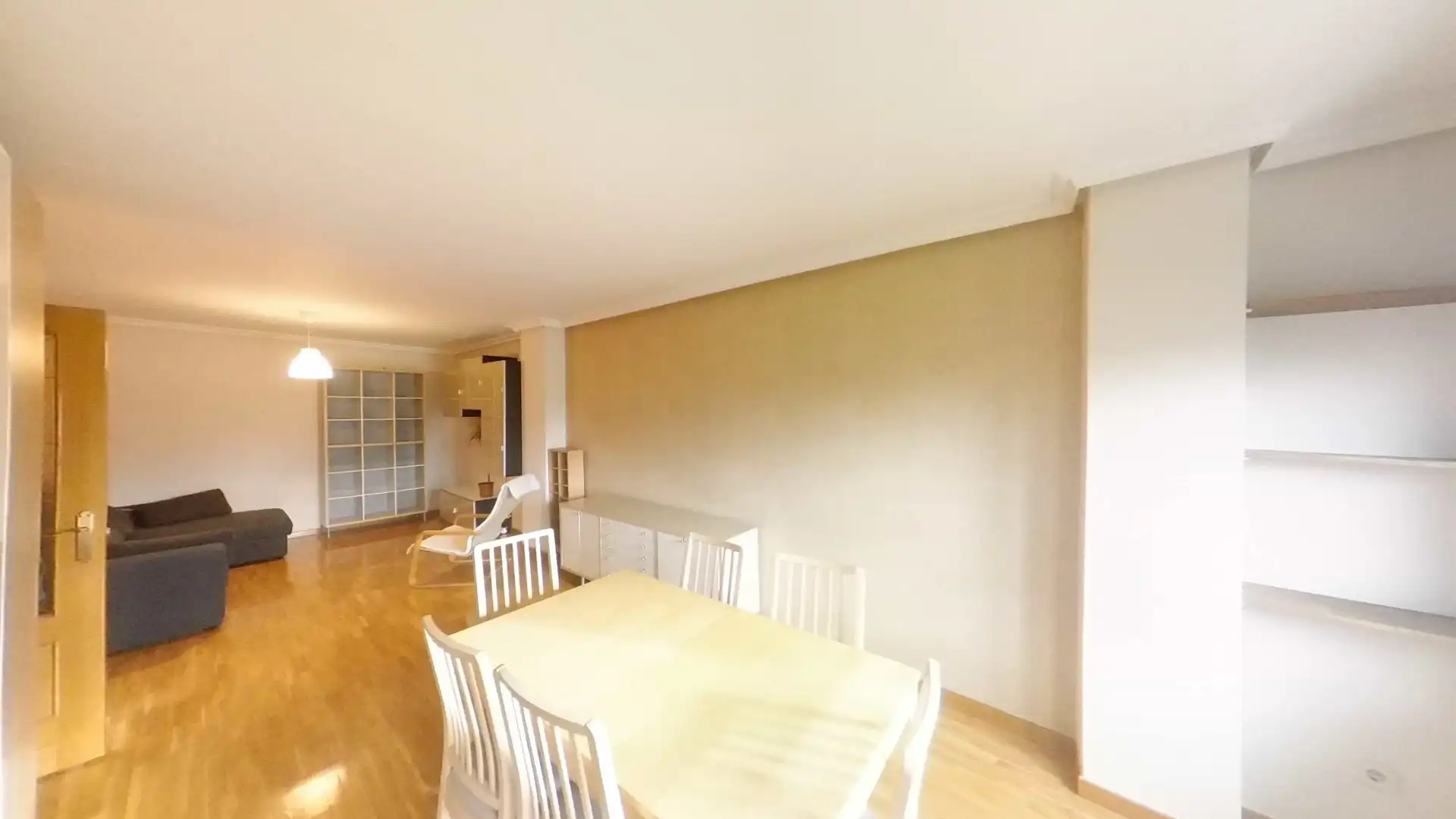 Comedor de Piso de alquiler en  Madrid Capital con Calefacción, Jardín privado y Piscina