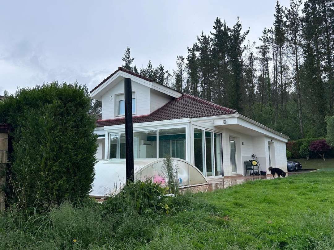 Vista exterior de Casa o xalet en venda en Larrabetzu amb Calefacció, Jardí privat i Piscina