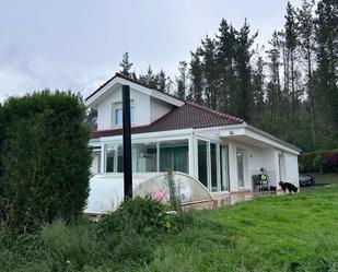 Vista exterior de Casa o xalet en venda en Larrabetzu amb Calefacció, Jardí privat i Piscina