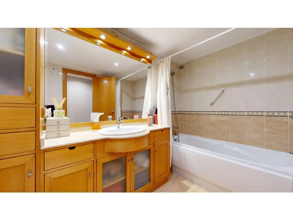 Bathroom of Flat for sale in Valencia  with Air Conditioner, Terrace and Community pool