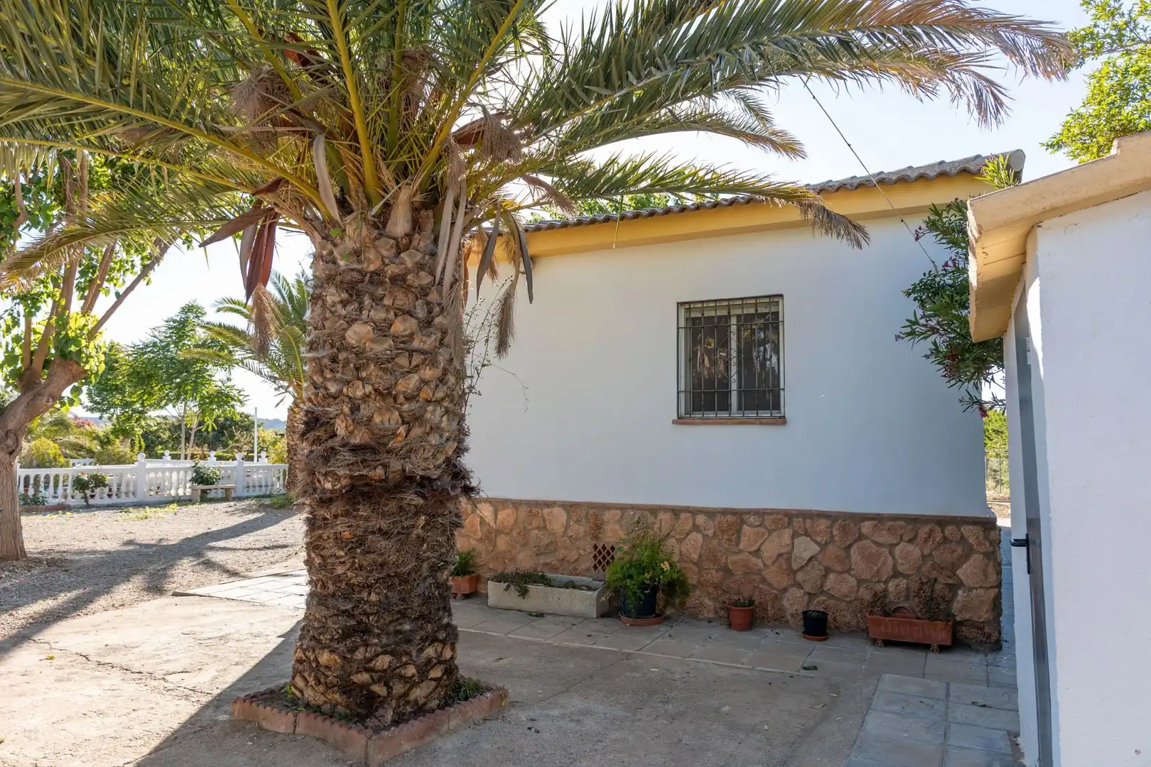 Vista exterior de Casa o xalet en venda en Guadix amb Aire condicionat, Calefacció i Jardí privat
