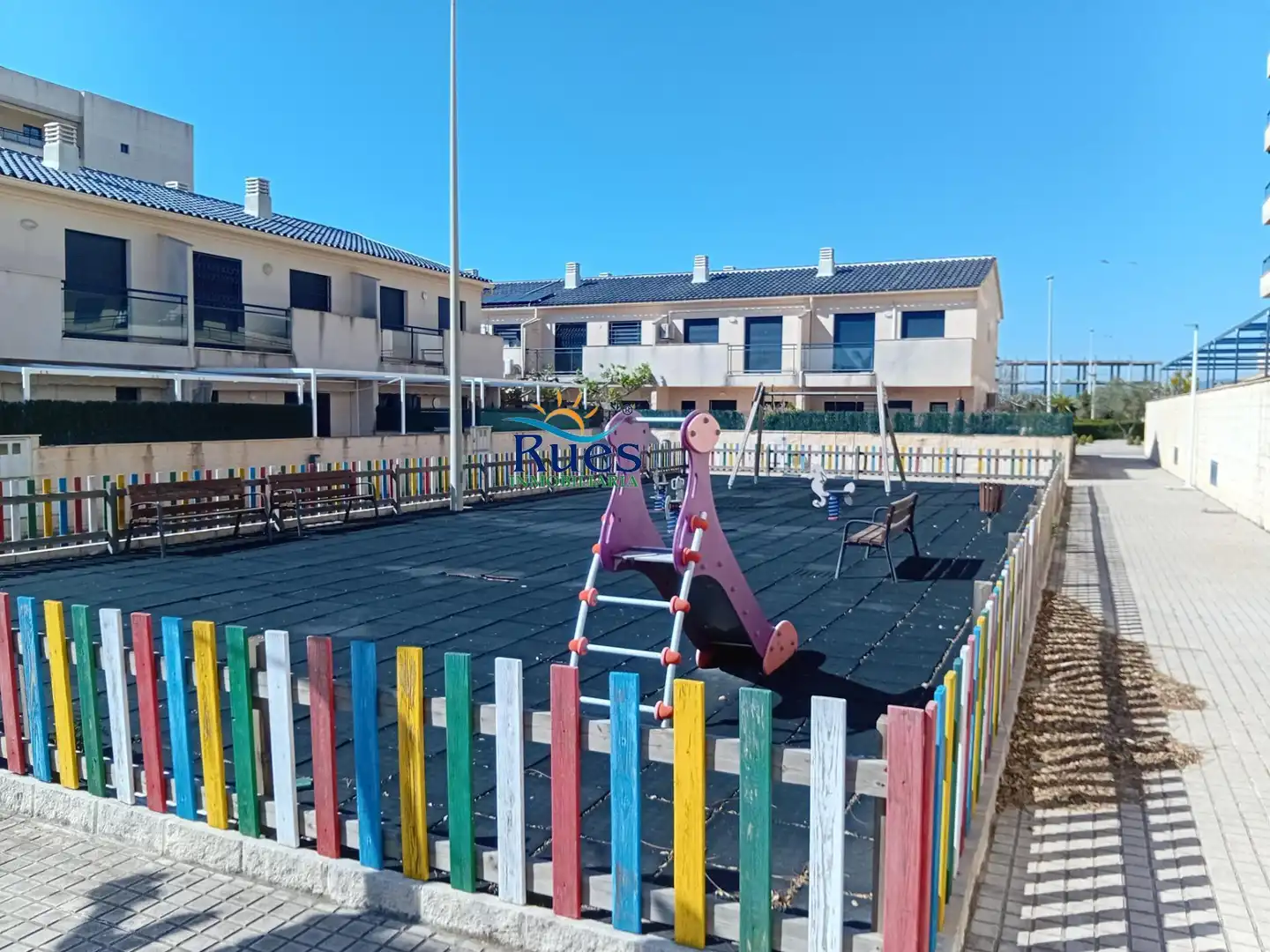 Außenansicht von Einfamilien-Reihenhaus zum Verkauf in Torreblanca mit Terrasse, Balkon und Gemeinschaftspool