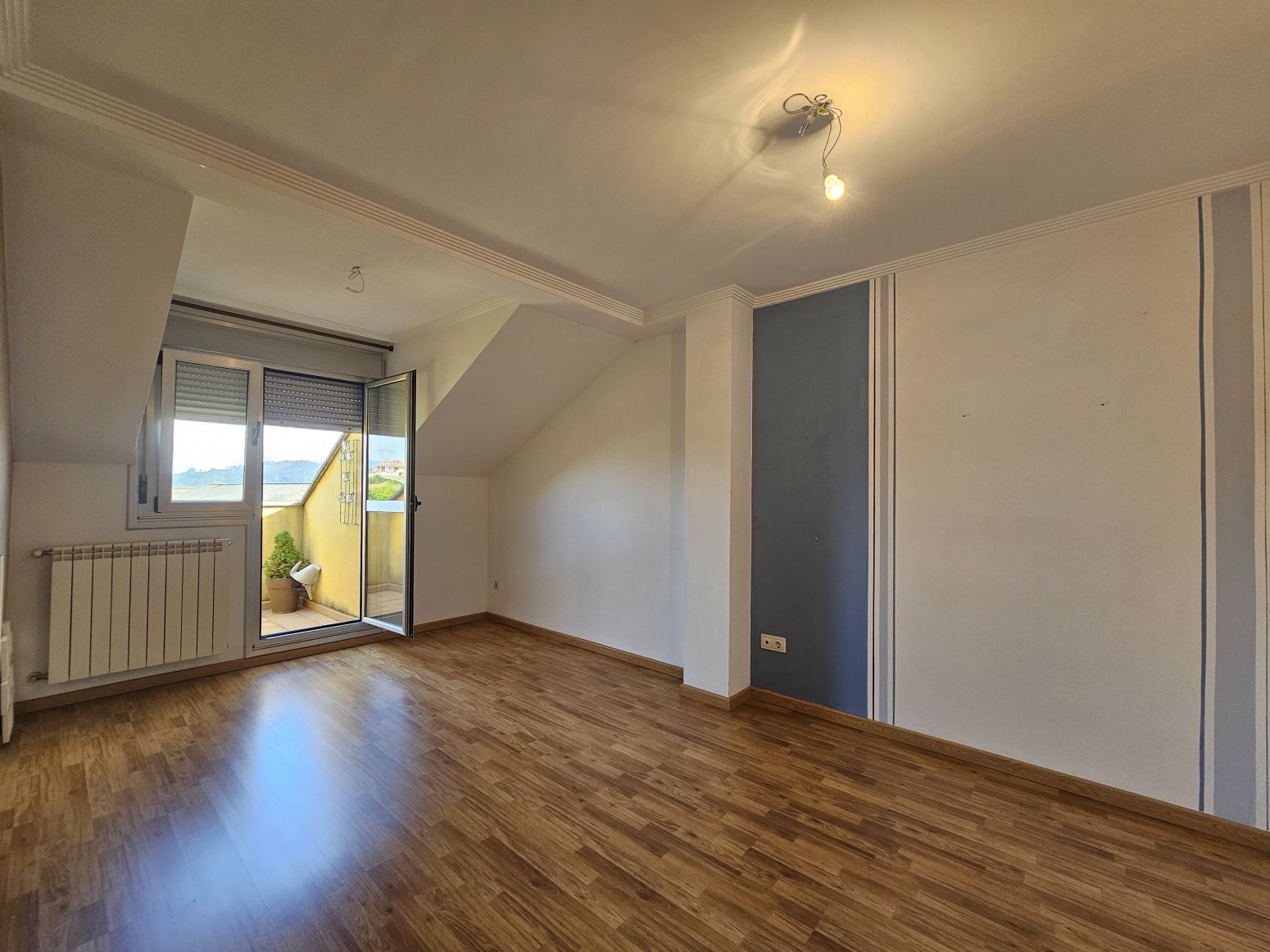 Schlafzimmer von Dachboden zum verkauf in Siero mit Heizung, Parkett und Terrasse