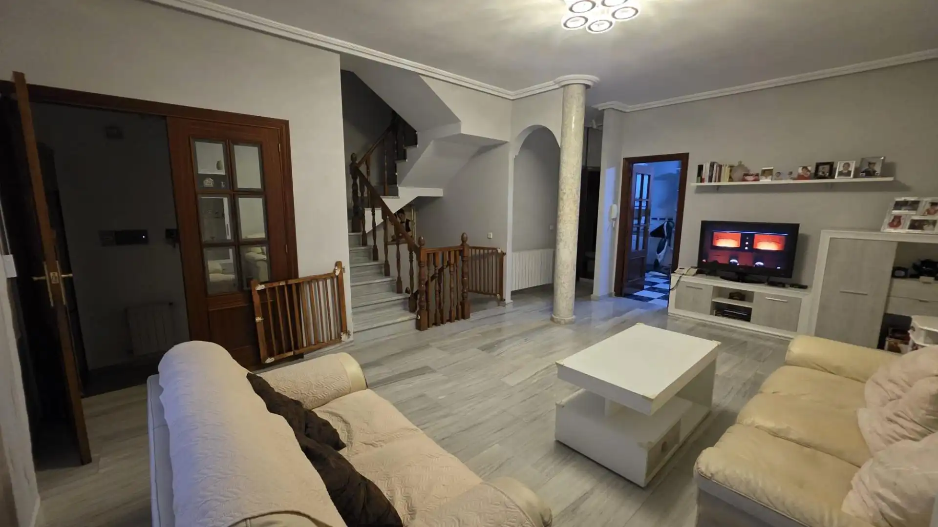 Sala d'estar de Casa adosada en venda en Ciudad Real amb Aire condicionat, Calefacció i Terrassa