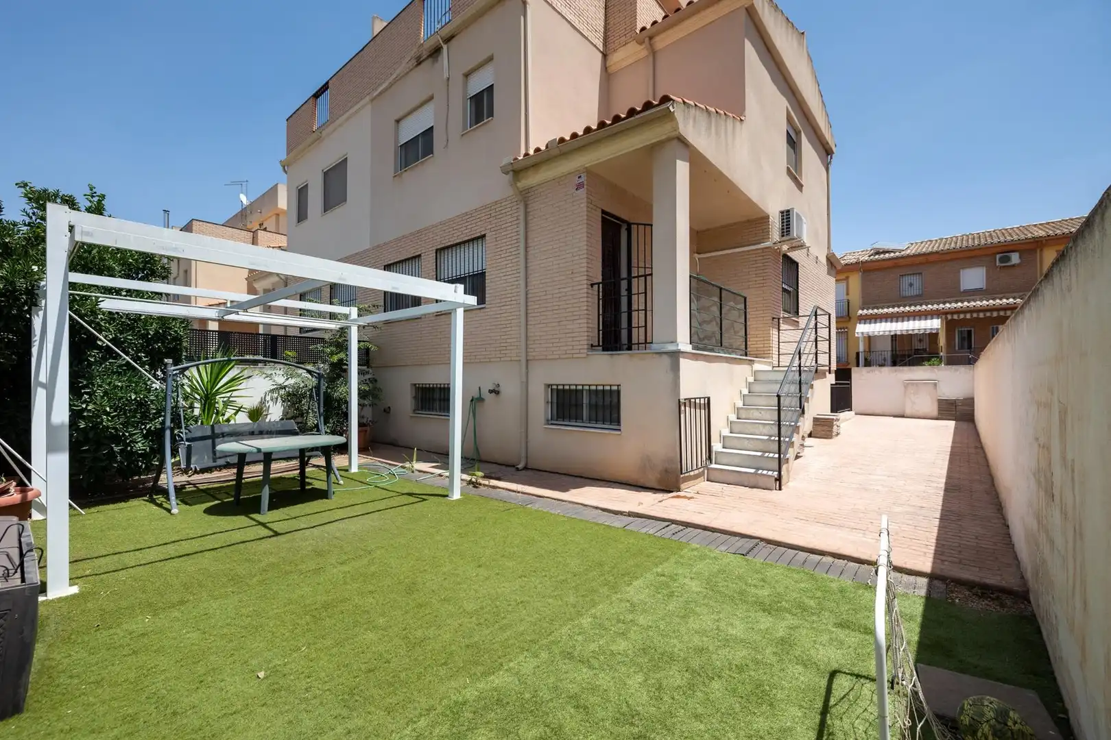 Vista exterior de Casa adosada en venda en Vegas del Genil amb Aire condicionat, Calefacció i Jardí privat