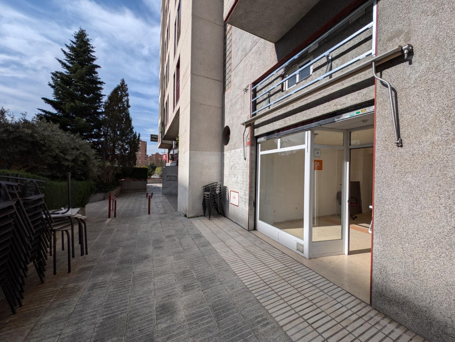 Vista exterior de Local en venda en  Madrid Capital