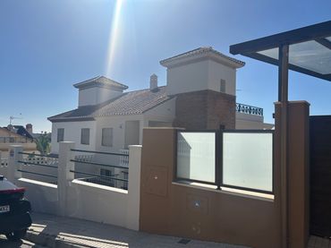 Casa aparellada en venda a Avenida Moscatel 15