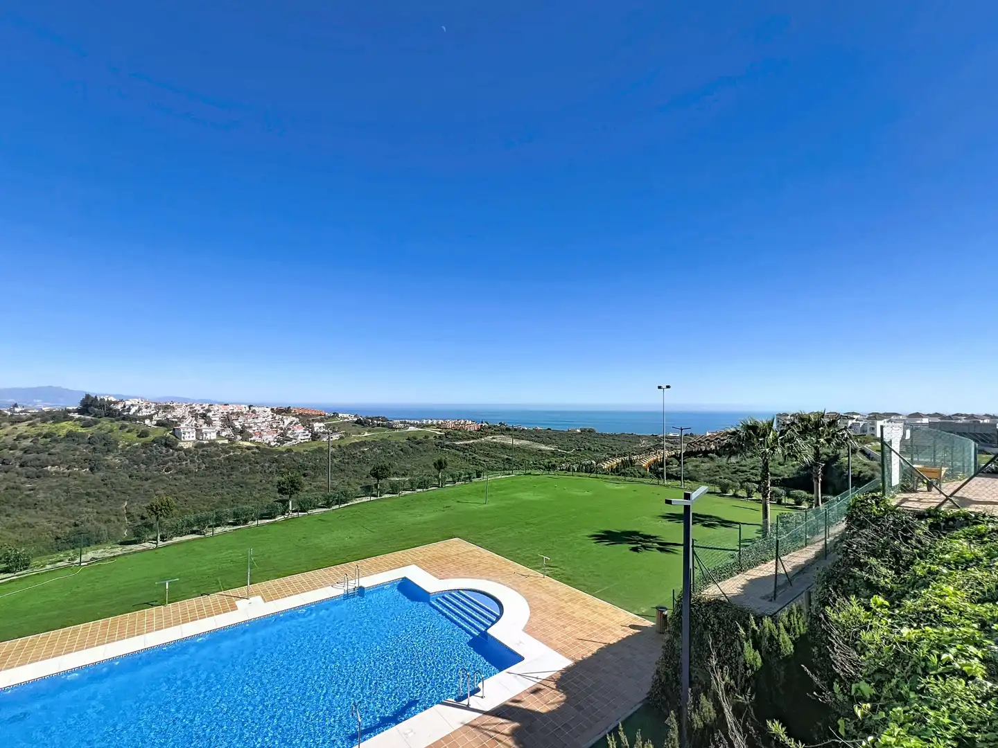 Schwimmbecken von Wohnungen zum Verkauf in Manilva mit Klimaanlage, Terrasse und Schwimmbad