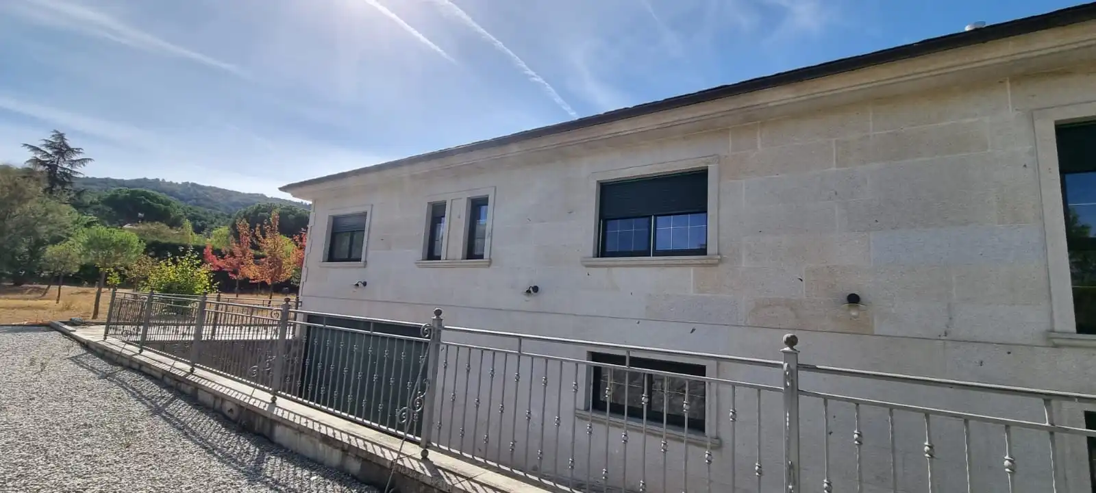 Vista exterior de Casa o xalet en venda en Moralzarzal amb Aire condicionat, Calefacció i Jardí privat