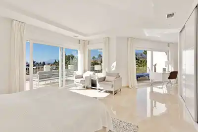 Dormitori de Casa o xalet en venda en Marbella amb Aire condicionat, Calefacció i Jardí privat