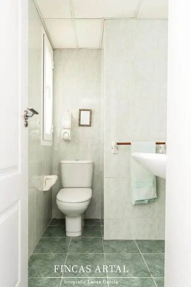 Bathroom of Houses for sale in Zaragoza  with Air Conditioner, Heating and Private garden
